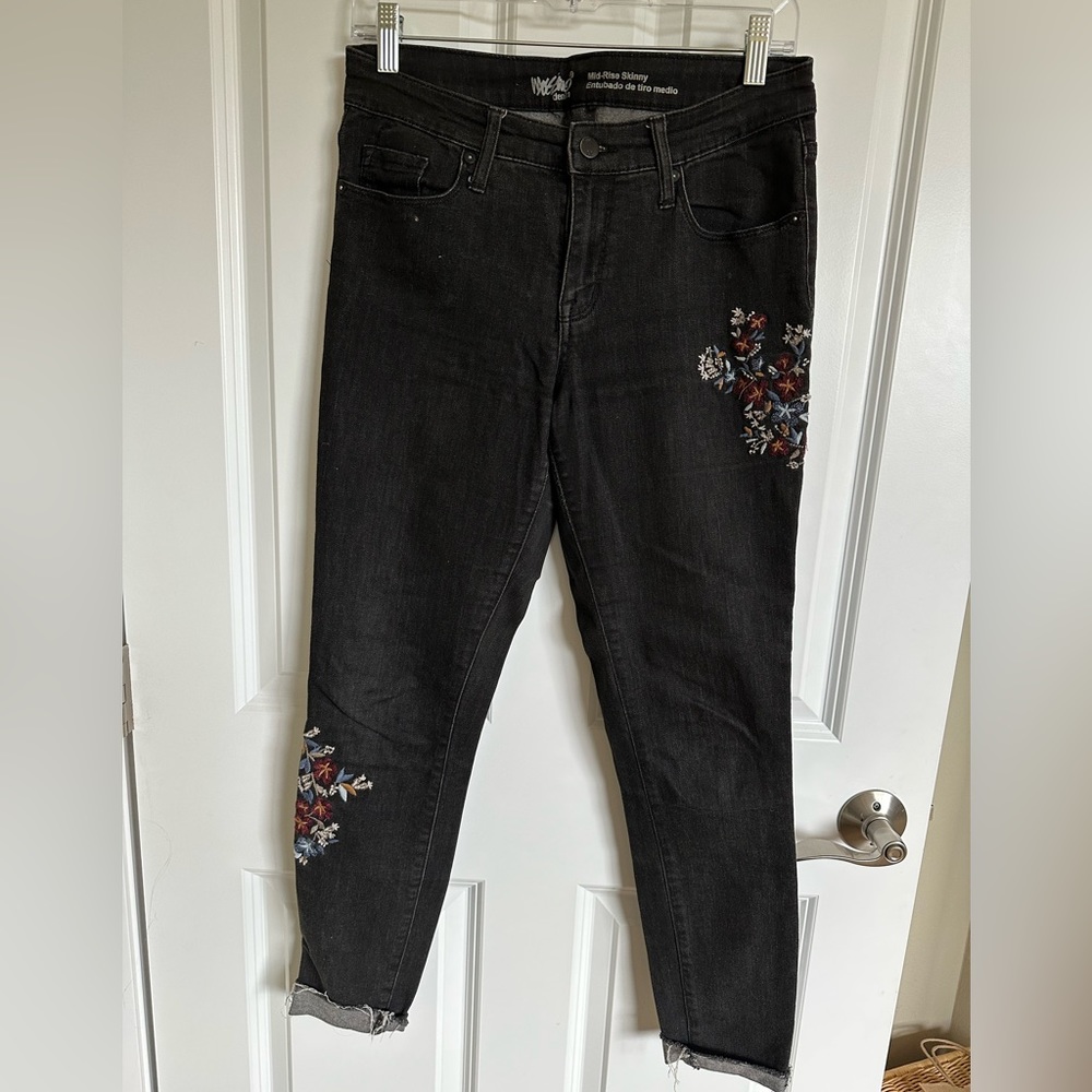Embroidered black mid rise ankle jean
